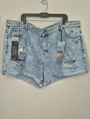 LOVE Soho Denim Light Blue Acid-Wash Distressed Women’s Jean Shorts